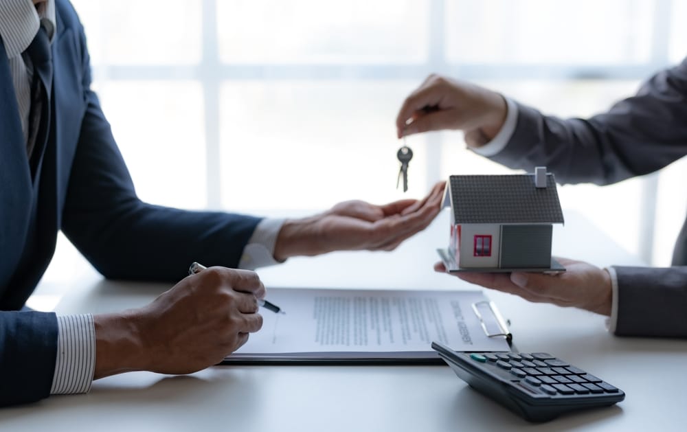 Real,Estate,Transaction,With,Agent,Giving,House,Keys,To,Client