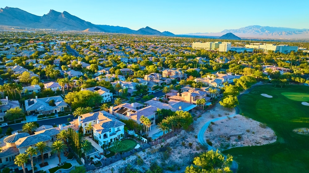 Aerial,Of,Luxury,Suburban,Neighborhood,With,Golf,Course,And,Mountain